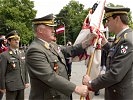 Kommt: Reißner (r.) übernimmt die Fahne des Militärkommandos aus den Händen von Generalleutnant Entacher.
