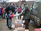 ...und sorgen dafür, dass auch arme Kinder kleine Weihnachtsgeschenke bekommen.