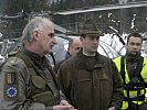 Oberstleutnant Manfred Linhard, l., und Wolfgang Erlacher, m., besprechen den Einsatz.