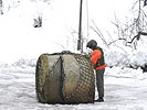 Die 300 Kilogramm schweren Heuballen werden per Außenlast in das unwegsame Gelände geflogen.