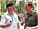 ABI Waldemar Eicher und Oberleutnant Christian Preiml besprechen den Einsatz der Pioniere.