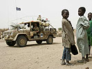 Spezialeinsatzkräfte mit Flüchtlingskindern im Tschad.
