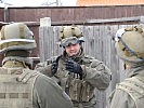 Ein Gruppenkommandant gibt seinen Soldaten Befehle. (Bild öffnet sich in einem neuen Fenster)