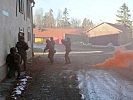 2 Soldaten sichern die Seiten, der Rest dringt durchs Fenster ins Gebäude. (Bild öffnet sich in einem neuen Fenster)