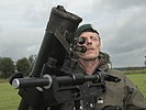 Ein Unteroffizier mit dem schweren Granatwerfer. (Bild öffnet sich in einem neuen Fenster)
