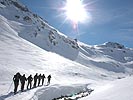 Soldaten bei Skitour unter Wintersonne
