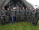 Bundesminister Gerald Klug im Kreise der KFOR-Soldaten. (Bild öffnet sich in einem neuen Fenster)