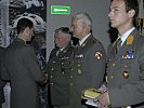 Vizeleutnant Rasch vom Jägerbataillon 25 nimmt die Ehrung entgegen. (Bild öffnet sich in einem neuen Fenster)