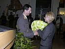 Frau Puxkandl erhielt als Dankeschön einen Blumenstrauß. (Bild öffnet sich in einem neuen Fenster)