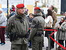 Zwei Militärpolizisten überwachen eine Veranstaltung.