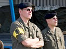 Brigadier Wessely, l., und sein Rechtsberater beobachten die Verladung. (Bild öffnet sich in einem neuen Fenster)