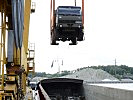 Auch mehrere LKW werden auf dem Wasserweg transportiert. (Bild öffnet sich in einem neuen Fenster)