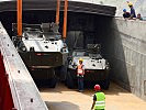 Ein eingespieltes Team positioniert die Fahrzeuge im Laderaum. (Bild öffnet sich in einem neuen Fenster)