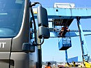 Die Container werden direkt auf die wartenden LKW gestellt. (Bild öffnet sich in einem neuen Fenster)