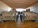 Die Radpanzer warten auf die Entladung. (Bild öffnet sich in einem neuen Fenster)