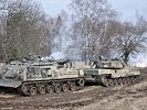 ...einem beschädigten Kampfpanzer zu Hilfe und schleppt ihn ab. (Bild öffnet sich in einem neuen Fenster)