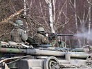 Der Schütze des Bergepanzers eröffnet das Feuer mit einem überschweren MG. (Bild öffnet sich in einem neuen Fenster)