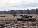 Aufmerksam und feuerbereit arbeiten sich die Kampfpanzer vor. (Bild öffnet sich in einem neuen Fenster)