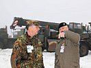 Oberstleutant Lippert bespricht den Aufbau mit einem deutschen Offizier. (Bild öffnet sich in einem neuen Fenster)