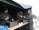 Deutscher und österreichischer "Spieß" geben das Essen aus. (Bild öffnet sich in einem neuen Fenster)