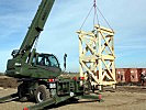 Der Hauptträger für den geplanten Turm wird in Position gehoben. (Bild öffnet sich in einem neuen Fenster)