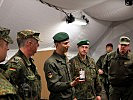 Brigadier Starlinger im Gespräch mit deutschen Offizieren. (Bild öffnet sich in einem neuen Fenster)