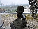 Mit einer Wärmebildkamera wird das Gelände beobachtet. (Bild öffnet sich in einem neuen Fenster)