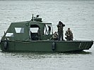 Personen werfen ein verdächtiges Paket in die Donau - nicht unbeobachtet. (Bild öffnet sich in einem neuen Fenster)