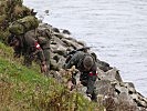 Die Tauchersicherung erfolgt auch von Land aus. (Bild öffnet sich in einem neuen Fenster)