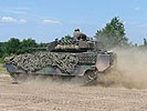 Danach beginnt die Übung: Ein Schützenpanzer "Ulan" in Action. (Bild öffnet sich in einem neuen Fenster)