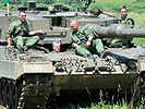 Bundespräsident Fischer in einem Kampfpanzer.