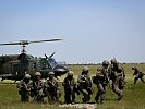 Eine Gruppe macht sich auf den Weg zum Helikopter. (Bild öffnet sich in einem neuen Fenster)