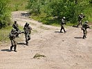 Panzergrenadiere greifen eine Ortschaft an... (Bild öffnet sich in einem neuen Fenster)