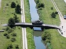 ...errichten eine Brücke für die österreichischen Schützenpanzer. (Bild öffnet sich in einem neuen Fenster)