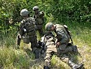 Auch das Versorgen von Verwundeten-Darstellern üben die Soldaten. (Bild öffnet sich in einem neuen Fenster)