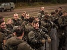 Geschafft! Gut gelaunte Soldaten am Ende einer Übung. (Bild öffnet sich in einem neuen Fenster)