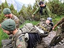 Heeresbergführer müssen Verunglückte versorgen und transportieren können. (Bild öffnet sich in einem neuen Fenster)