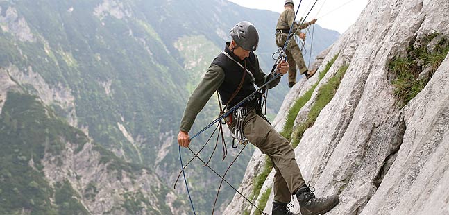 Teilnehmer des Lehrgangs beim Kletter-Training