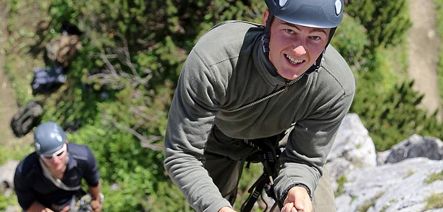 Teilnehmer des Lehrgangs beim Kletter-Training