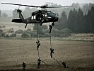 Hier seilen sich die Kommandosoldaten aus dem Hubschrauber ab. (Bild öffnet sich in einem neuen Fenster)