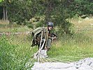 Dieser Kommando-Soldat ist gelandet, die Waffe hat er sofort griffbereit. (Bild öffnet sich in einem neuen Fenster)