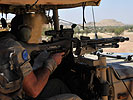 Vom Fahrzeug aus testet dieser Soldat sein Maschinengewehr. (Bild öffnet sich in einem neuen Fenster)