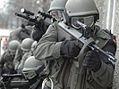 Soldaten der Militärstreife vor einem Zugriff.