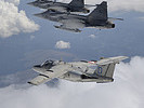 Saab Gripen. Im Vordergrund eine Saab 105.
Foto: K. Tokunaga. (Bild öffnet sich in einem neuen Fenster)