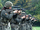 Soldaten der Luftstreitkräfte beim Training mit dem Sturmgwewehr.