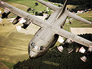 Ein Hercules-Transportflugzeug im Flug.