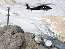 Ein Black Hawk setzt einen Container auf der Flugfunkstelle Dachstein ab.