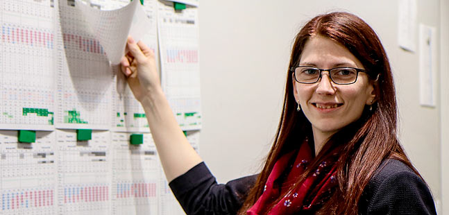 Katharina Amstler an ihrem Arbeitsplatz.