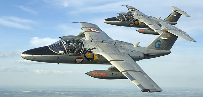 Zwei Saab 105OE im Flug.