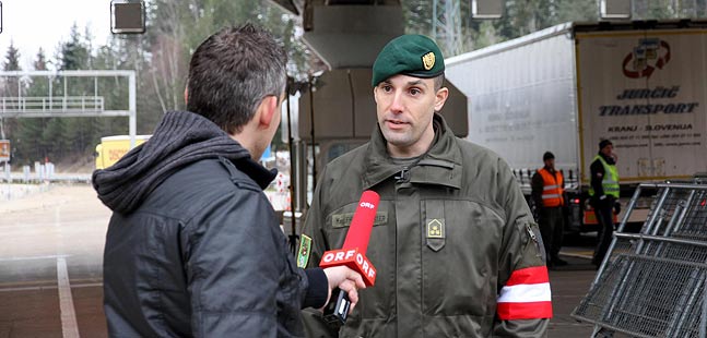 Hauptmann Hofmeister gibt ein Interview.